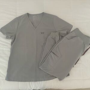 FIGS Women’s Space Grey Catarina Top (L)/Space Grey Cargo Scrub Bottoms (LP)